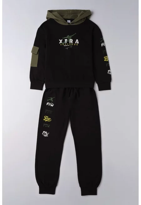 Спортен екип с надписи и джоб на ръкава