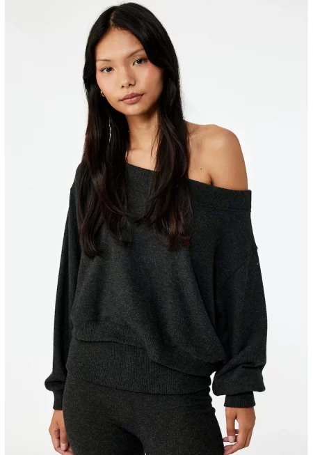 Свободен пуловер с голо рамо