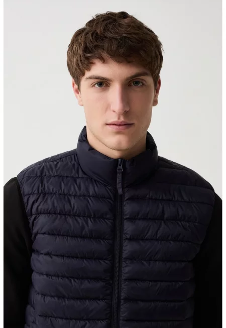 Капитониран елек с цип