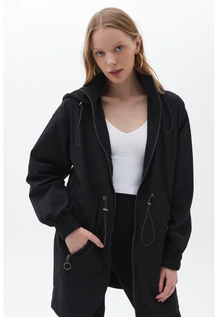 Парка с качулка и връзка на талията