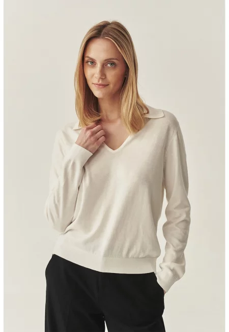 Пуловер с кашмир с остра яка с шпиц