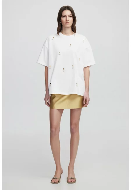 Уголемена тениска с апликации