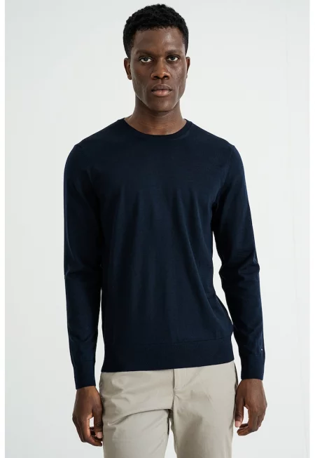 Вълнен пуловер с овално деколте