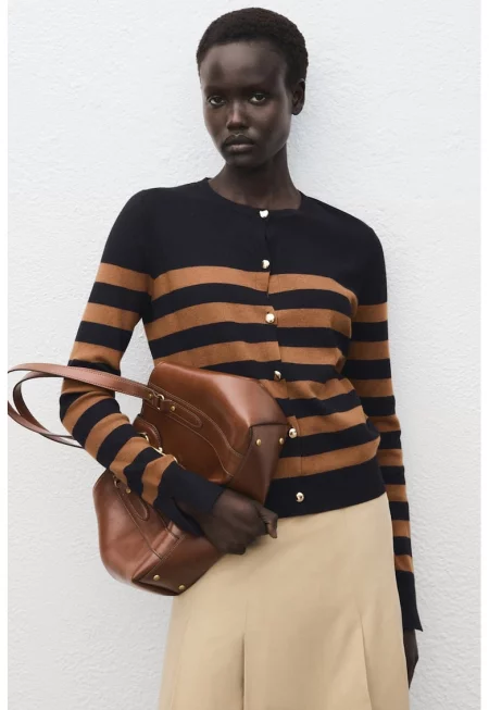 Жилетка с овално деколте и копчета