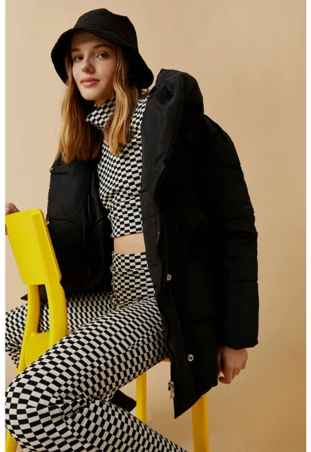 Зимно капитонирано яке с качулка