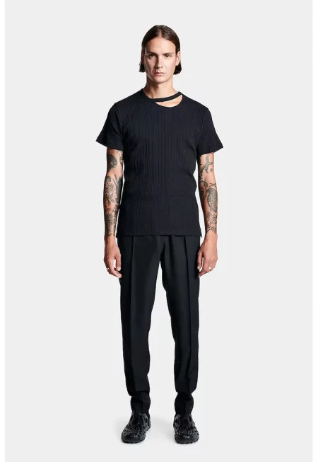 Бяла фланелка от жарсе с изрезка на врата - Черен