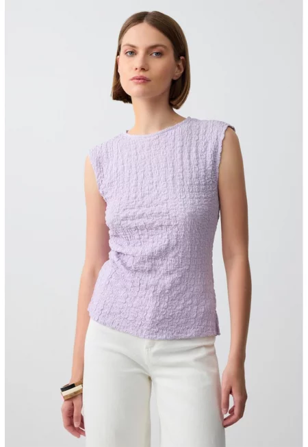 Релефна блуза с овално деколте