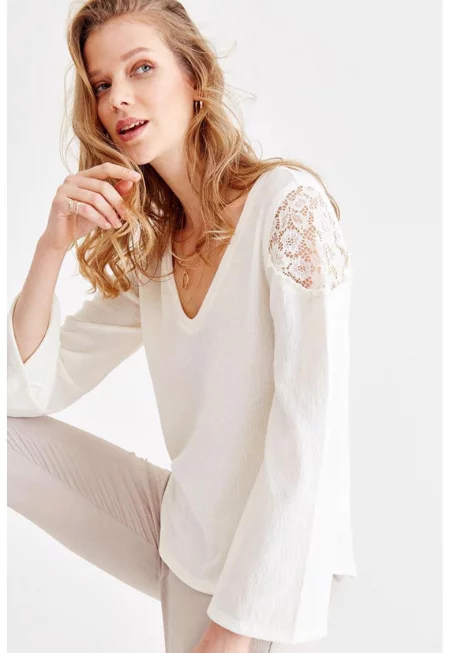 Шпиц блуза с разкроени ръкави и бродерии