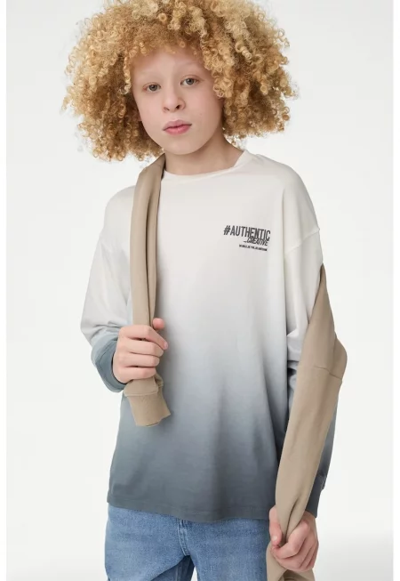 Суитшърт с шарка тип батик и надписи