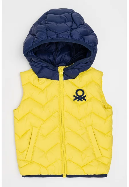 Капитониран елек с качулка