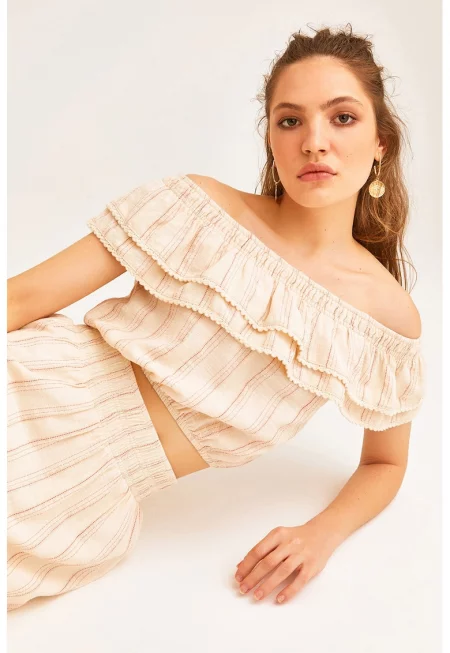 Къса блуза с голо рамо