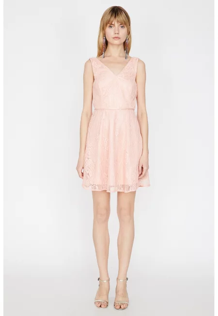 Разкроена къса дантелена рокля