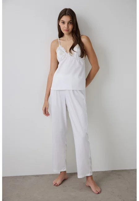 Свободна пижама с бродерии - Бял