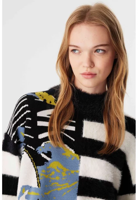 Мъхест пуловер с райе