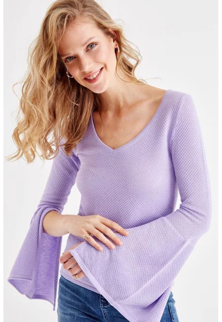 Шпиц пуловер с цепки на ръкавите