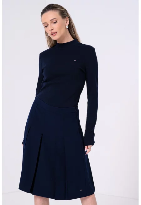 Слим блуза с овално деколте