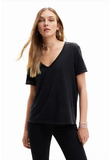 Тениска с шпиц и дантела