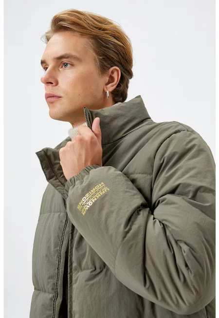 Зимно яке със средна яка