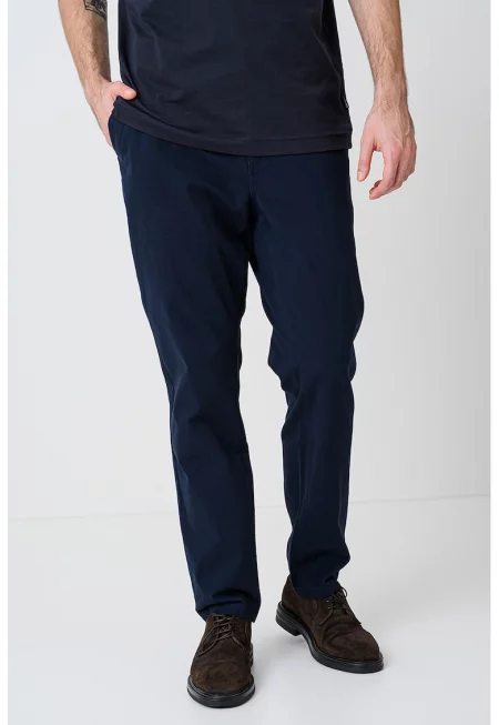 Чино със стандартна кройка