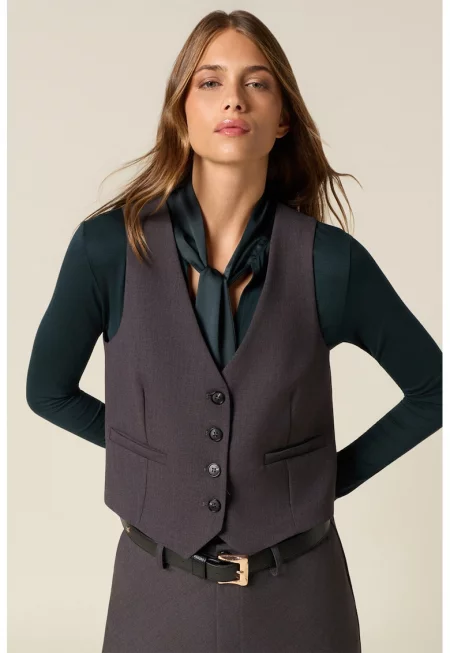 Къс елек с обшити джобове