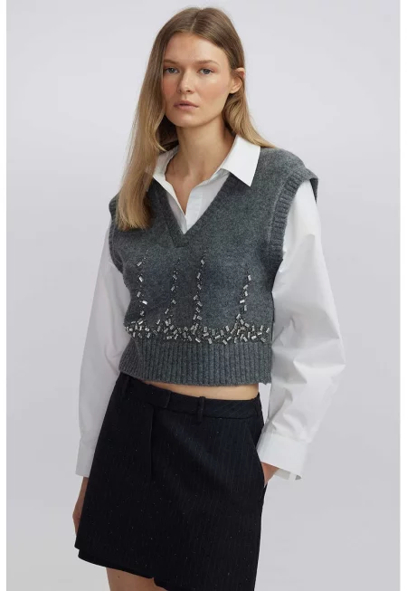 Къс пуловер с дизайн 2 в 1 и декоративни камъни - Бял/Сив меланж