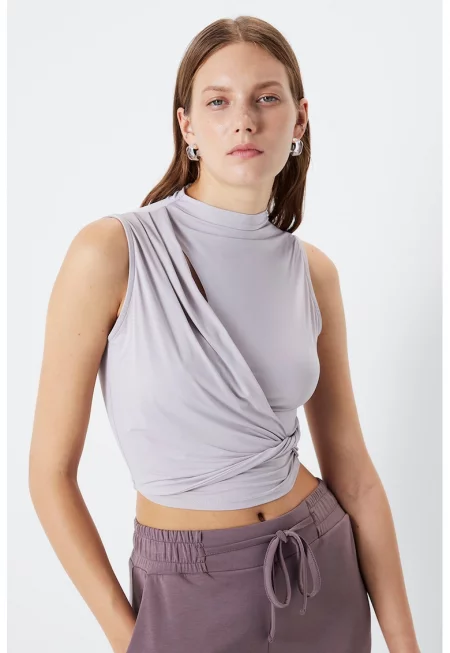 Къс топ с усукан детайл