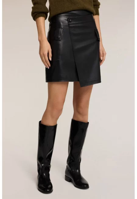 Къса асиметрична пола от еко кожа