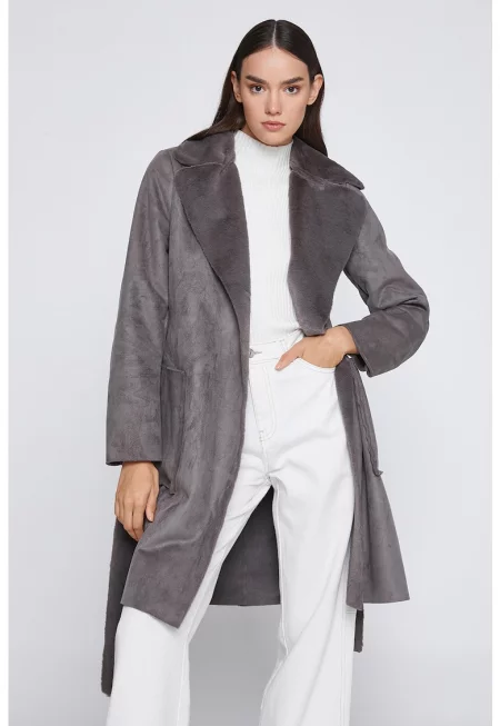 Палто със застъпен дизайн и колан