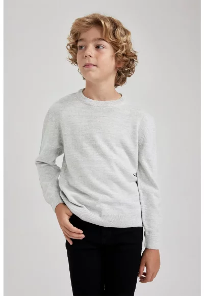 Пуловер с овално деколте