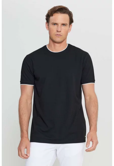 Слим тениска с контрасти