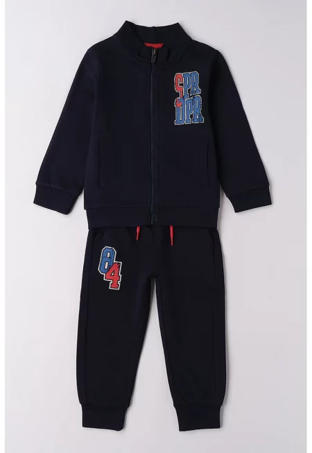 Спортен екип с графична шарка на гърба и цип