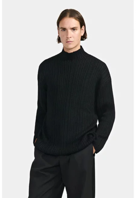 Текстурирана блуза с висока яка и класическа кройка - Черен