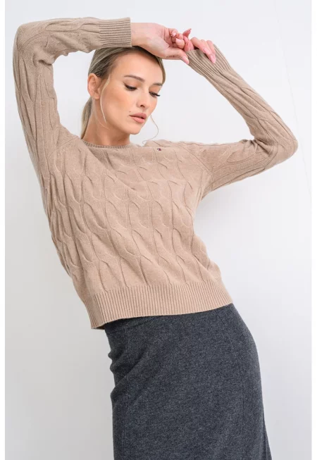 Вълнен пуловер с плетка осморка и овално деколте - Бежов