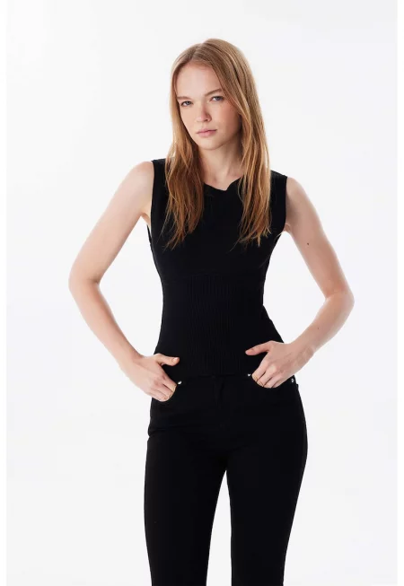 Втален пуловер без ръкави