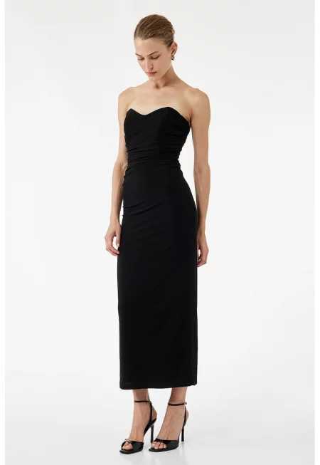 Вталена рокля със сърцевидно деколте