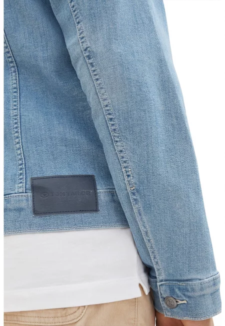 Яке от деним със захабен ефект