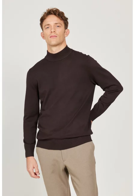 Фино плетен пуловер с овално деколте