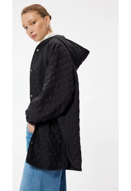 Уголемено капитонирано яке с качулка - Черен
