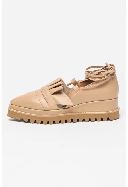 Заострени скосени кожени обувки с връзки - Бежов