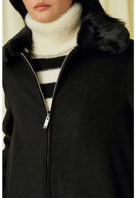 Късо палто с отделяща се яка от еко пух