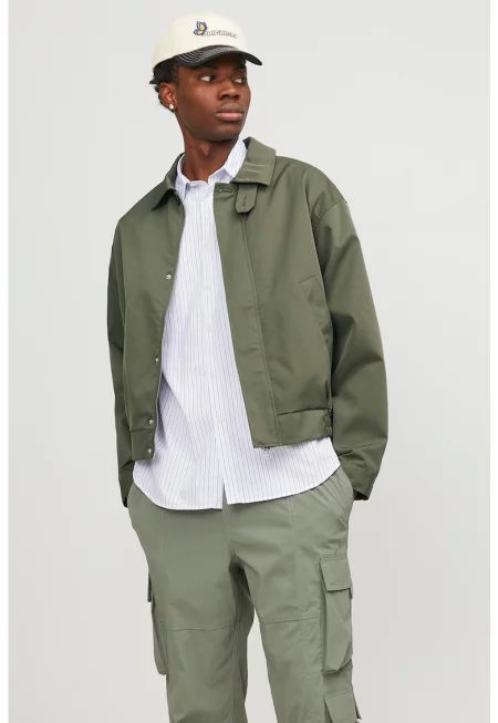 Олекотено яке с класическа яка