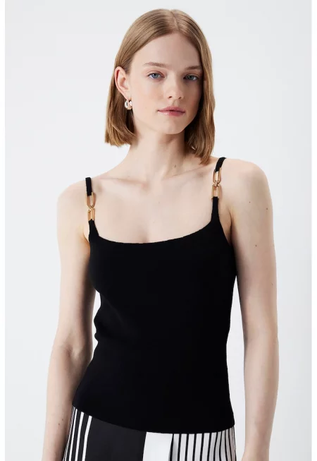 Топ с метални детайли