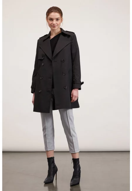 Тренч с раздвоен ревер и двуредно закопчаване