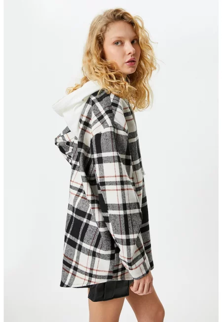 Яке тип риза със свободна кройка и качулка