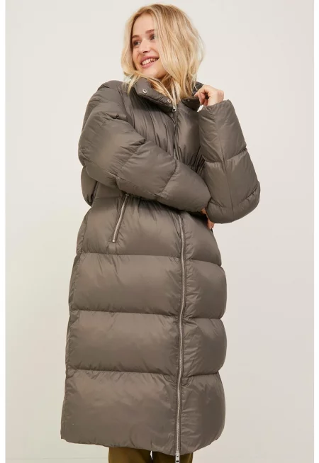 Дълго зимно капитонирано яке