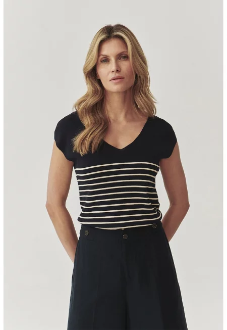 Фино плетен пуловер с шпиц - Бял/Черен