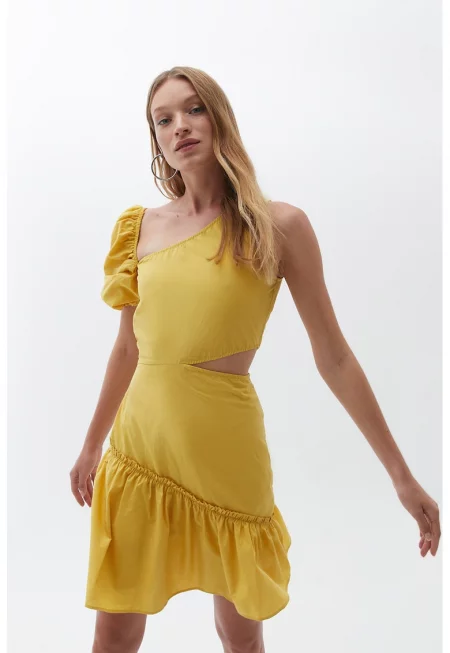 Къса рокля с разкроен подгъв