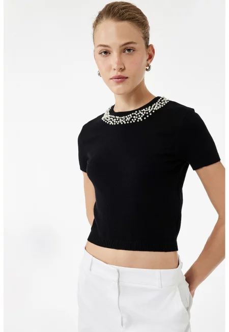 Къса тениска с декорации на деколтето