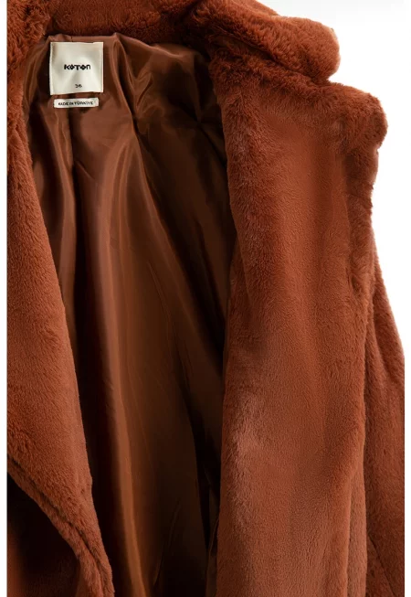 Мъхесто палто с джобове встрани