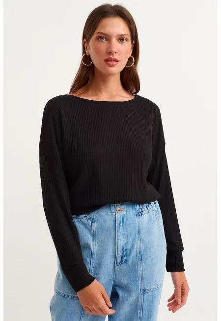 Пуловер с деколте тип лодка и паднали ръкави